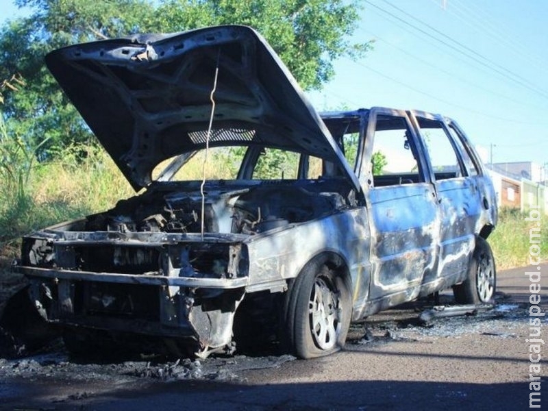 Após roubos, bandidos abandonam carro furtado e ateiam fogo