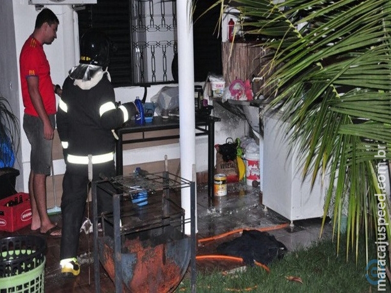 Balde de cloro explode dentro de residência e bombeiros são acionados Balde de cloro explode dentro de residência e bombeiros são acionados