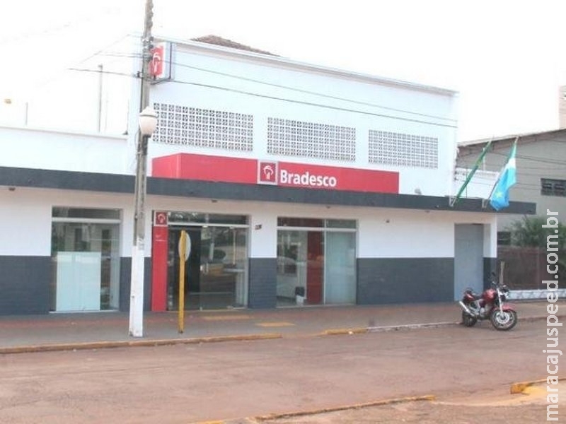 Bandidos abrem buraco na parede para tentar arrombar cofre de agência