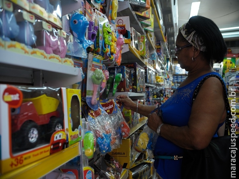 Brasileiros mudam hábitos financeiros devido à crise, diz pesquisa do SPC e CNDL Brasileiros mudam hábitos financeiros devido à crise, diz pesquisa do SPC e CNDL