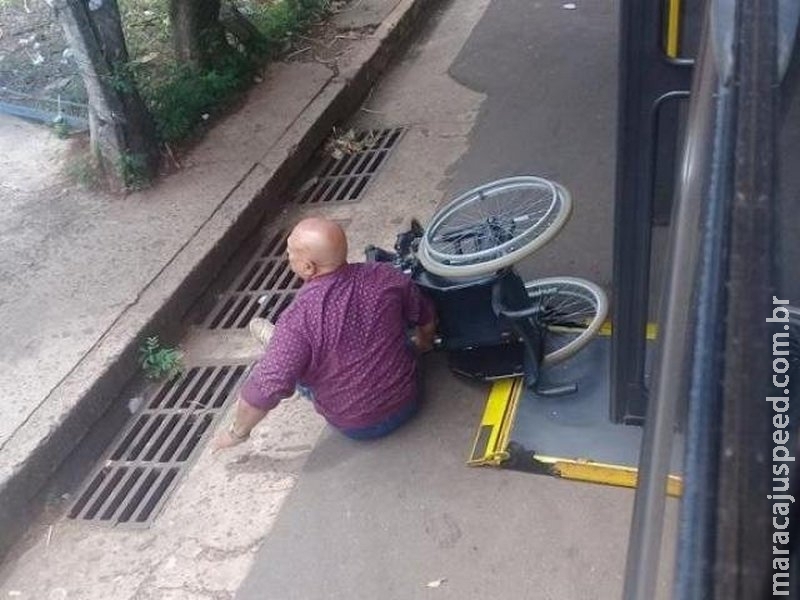 Cadeirante cai de ônibus e passageiros reagem pedindo pressa Cadeirante cai de ônibus e passageiros reagem pedindo pressa