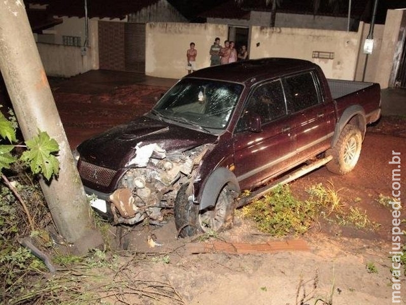 Caminhonete atinge poste e deixa parte de bairro sem energia elétrica