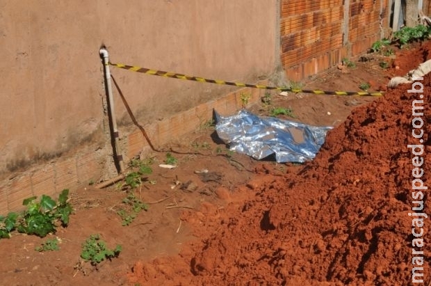 Corpo de homem é encontrado e térreo baldio por moradores
