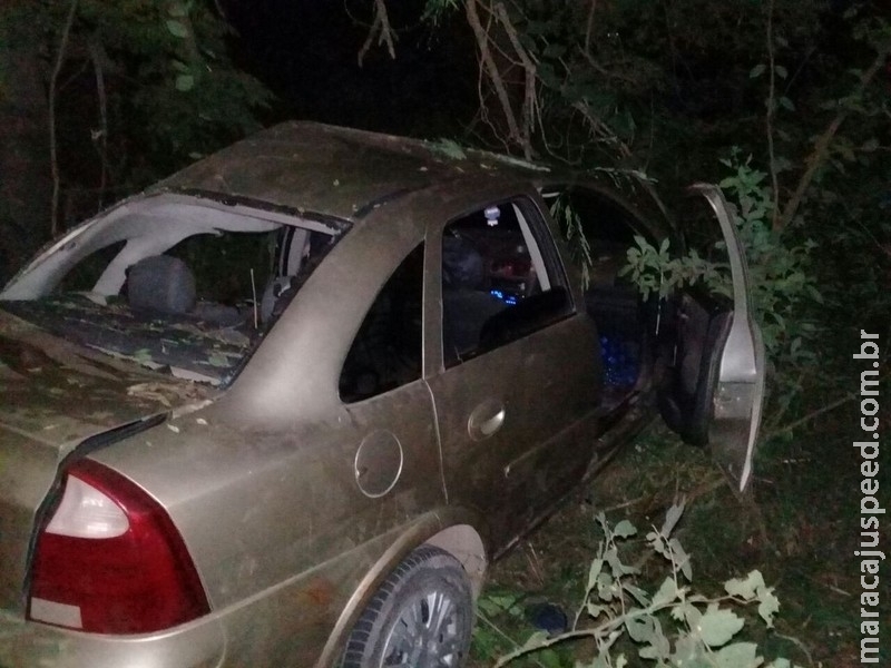Criança morre e outros 4 ficam feridos após carro sair da pista e bater em árvore em MS