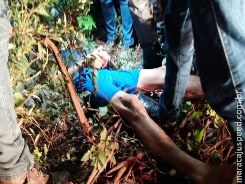Homem reconhece corpo de irmão morto a tiros