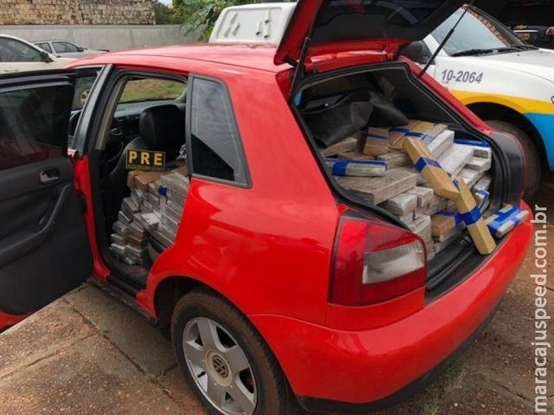 Homem tenta fugir por lavoura mas é preso com mais de meia tonelada de maconha