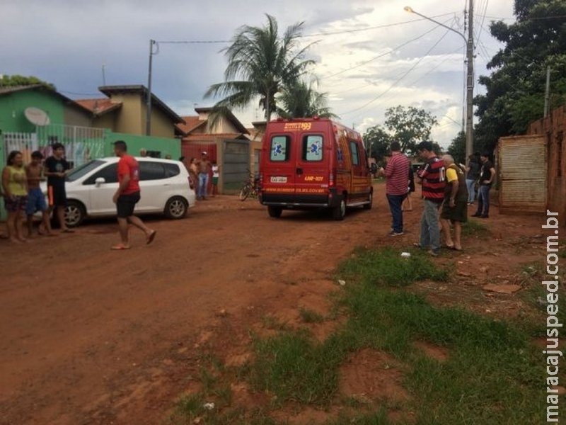 Jovem de 23 anos pula muros para escapar de dupla, mas acaba esfaqueado