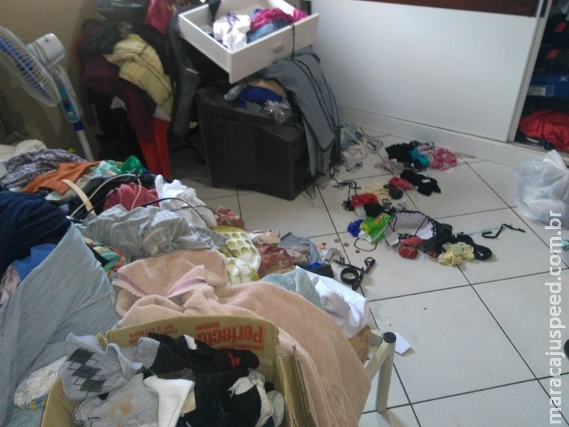 Ladrões rendem três pessoas na frente de casa, roubam carro e atiram contra morador em MS