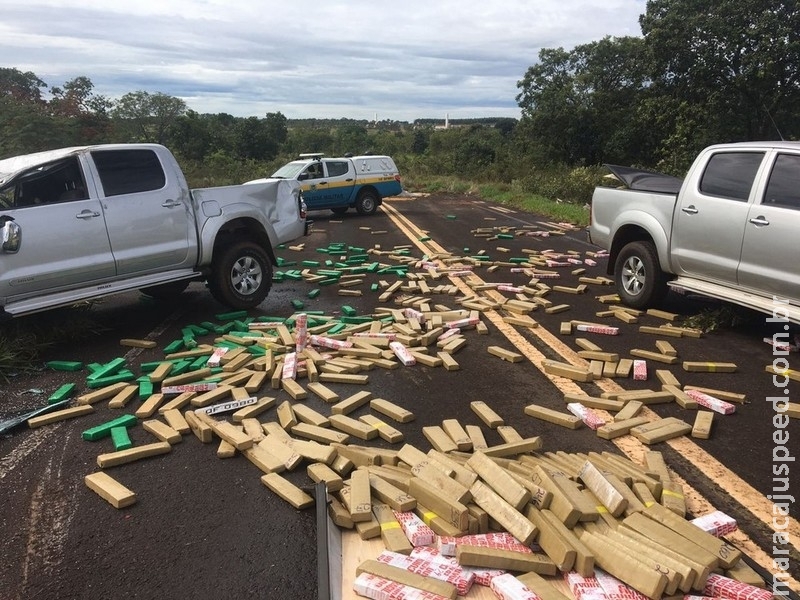 Maconha espalhada em pista após caminhonete capotar em MS totaliza 2,5 mil kg