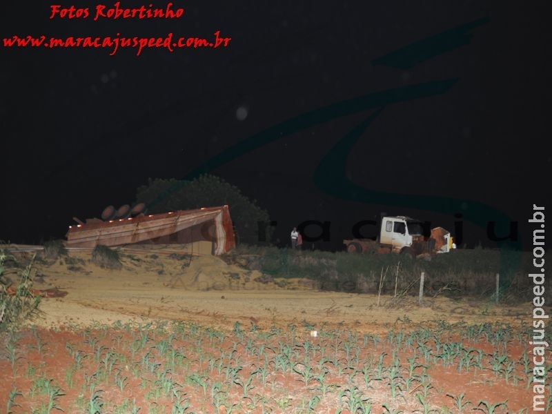 Maracaju: Bombeiros atendem ocorrência de tombamento de carreta na BR-267 Maracaju: Bombeiros atendem ocorrência de tombamento de carreta na BR-267