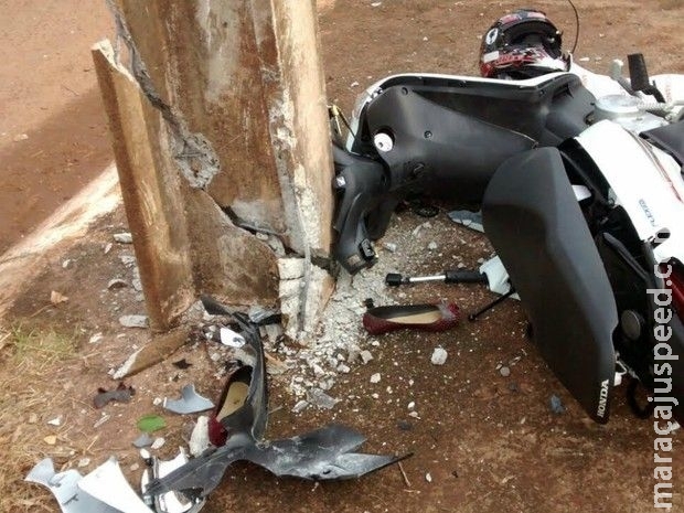 Motociclista não respeita sinalização colide contra poste e morre no hospital
