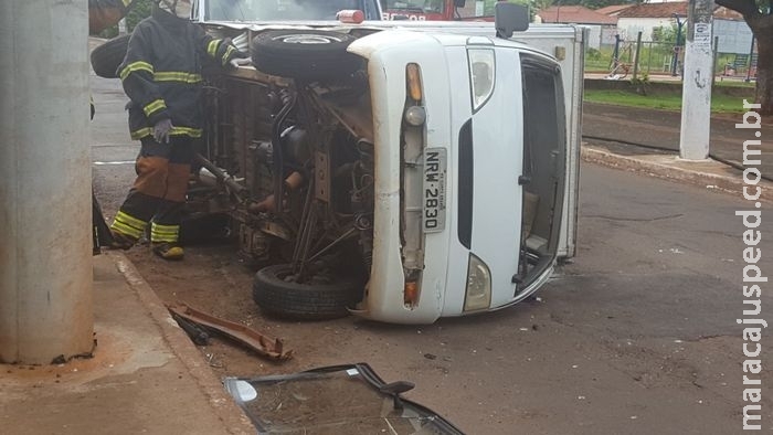 Motorista de 70 anos provoca colisão com caminhão que tomba na Capital