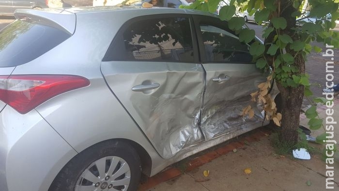 Motorista não respeita sinalização e colide contra HB20, que bate em árvore