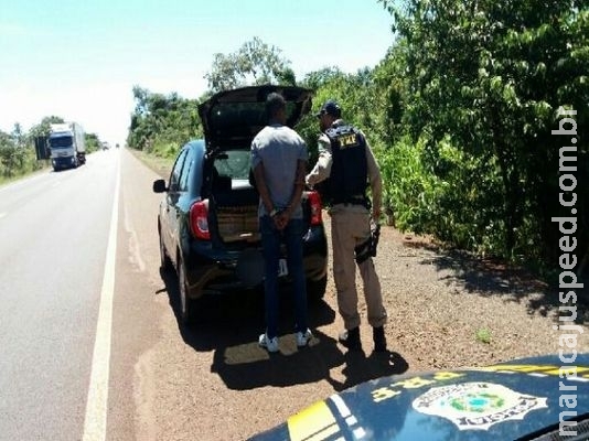 Munições e 328 quilos de maconha são apreendidos em veículo roubado
