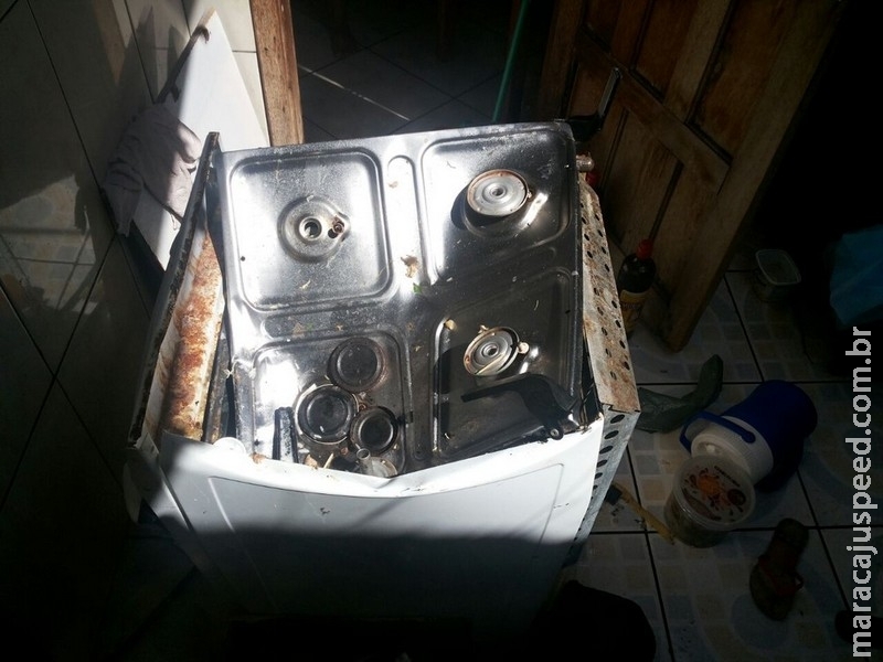 Panela de pressão explode em casa, queima rosto de morador e destrói fogão em MS Panela de pressão explode em casa, queima rosto de morador e destrói fogão em MS