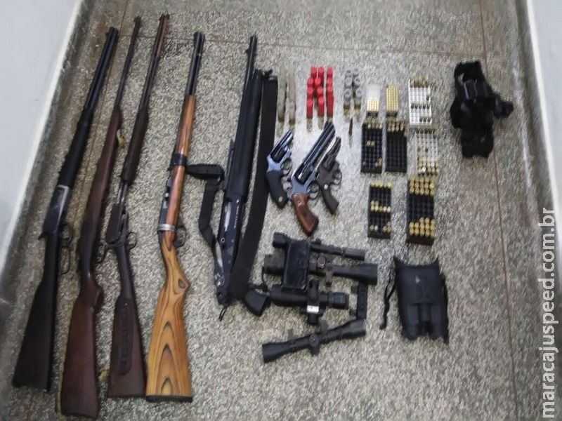 PMA e PM prendem dois homens por furto de armas e apreendem oito armas, munições, lunetas e binóculo de visão noturna