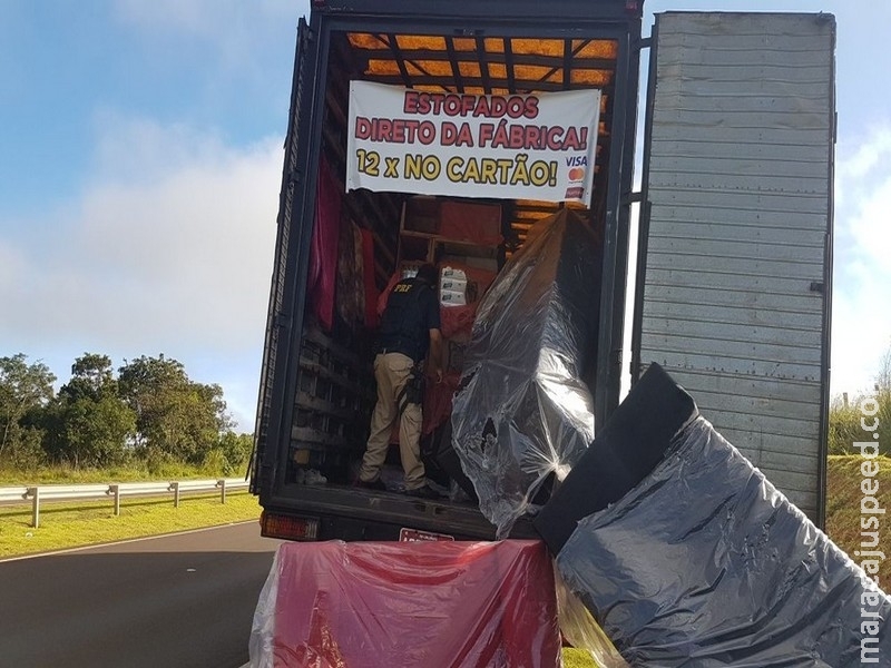 PRF apreende em MS cigarros escondidos em sofás que seriam vendidos no MT