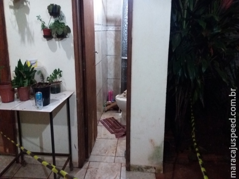 Rapaz de 17 anos é morto com quatro tiros durante banho em casa