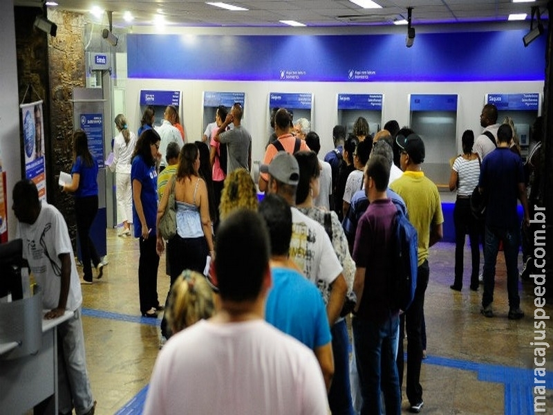 Saques do PIS injetam R$ 3 bilhões no mercado brasileiro Saques do PIS injetam R$ 3 bilhões no mercado brasileiro