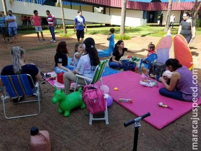 Sem aula por falta de professor, pais levam filhos para a prefeitura Sem aula por falta de professor, pais levam filhos para a prefeitura