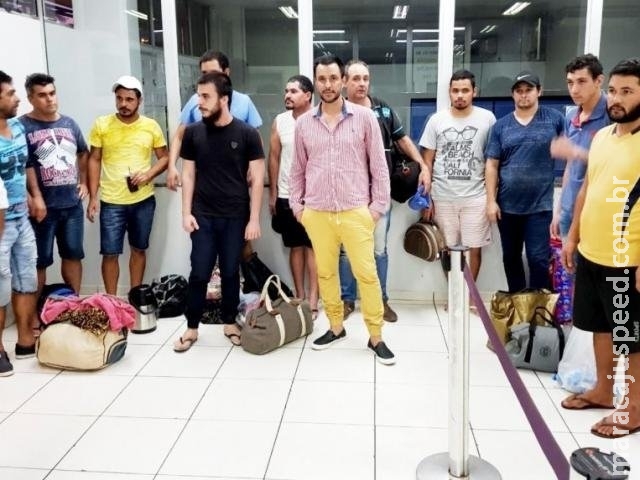 Brasileiros presos com cigarros na fronteira são expulsos do Paraguai Brasileiros presos com cigarros na fronteira são expulsos do Paraguai