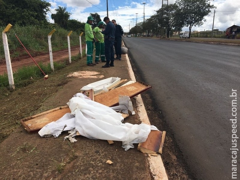 Caixões são encontrados em meio ao mato em Campo Grande