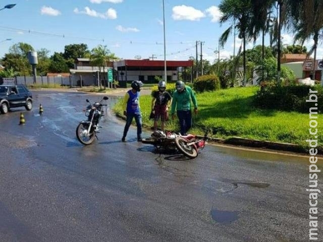 Caminhão derrama gordura animal, causa acidentes e poluição de córrego Caminhão derrama gordura animal, causa acidentes e poluição de córrego