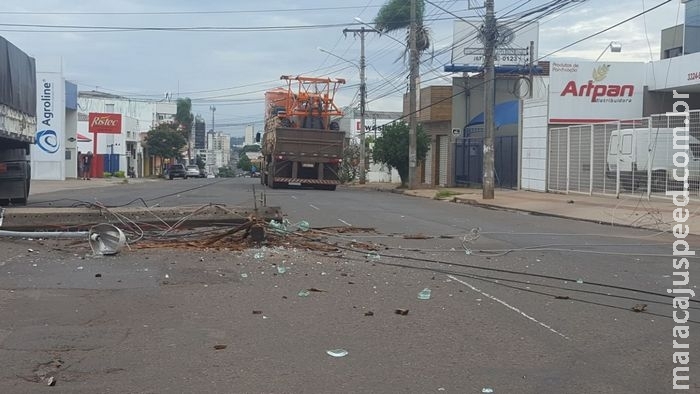 Caminhão se enrosca em fio de alta tensão e derruba poste de energia