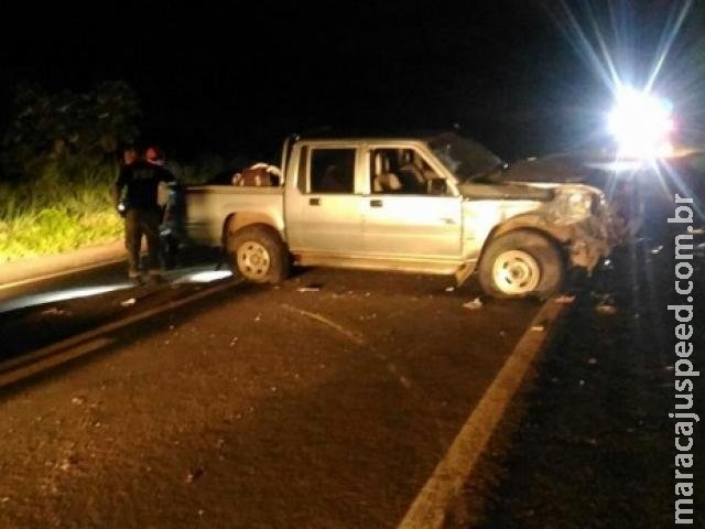 Carreta de óleo diesel tomba após ser atingida por camionete na BR-262 Carreta de óleo diesel tomba após ser atingida por camionete na BR-262
