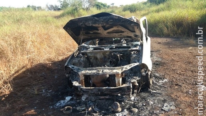Carro é encontrado incendiado na ‘pedreira’ de Dourados Carro é encontrado incendiado na ‘pedreira’ de Dourados