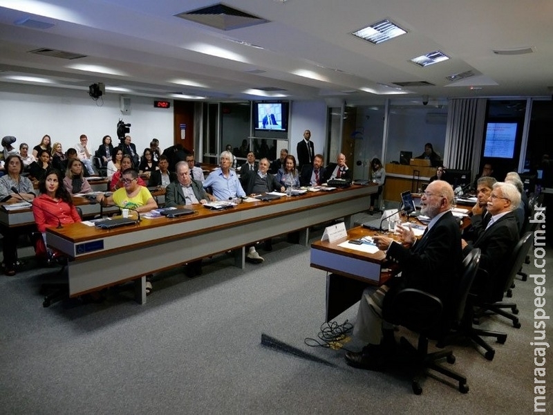 Escola tem que se integrar com a comunidade, avaliam debatedores Escola tem que se integrar com a comunidade, avaliam debatedores