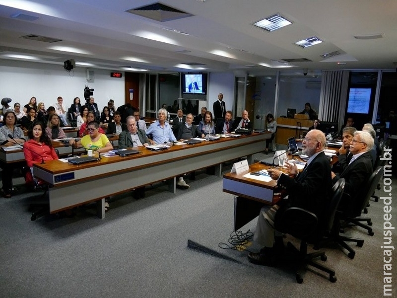 Escola tem que se integrar com a comunidade, avaliam debatedores