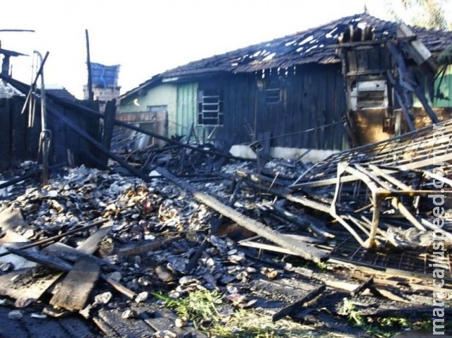 Fogo destrói duas casas de madeira e assusta moradores na Vila Jacy