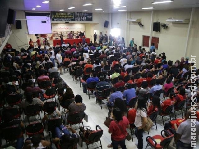 Governo incorpora metade do abono e servidores encerram greve em escolas