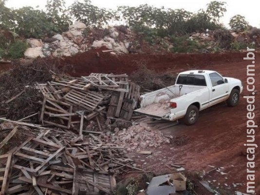 Homem é detido ao ser flagrado jogando entulho em terreno baldio da Capital