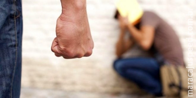 Homem fica em coma depois de ser agredido e esfaqueado por trio