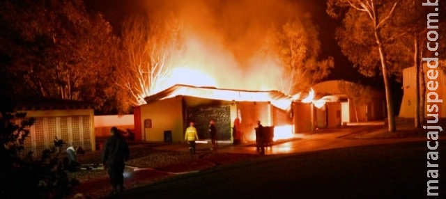 Homem pede proteção da polícia contra filhos que incendiaram sua casa
