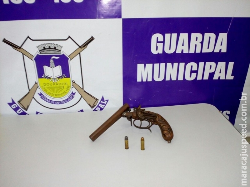 Homem tenta fugir mas acaba preso por porte ilegal de arma