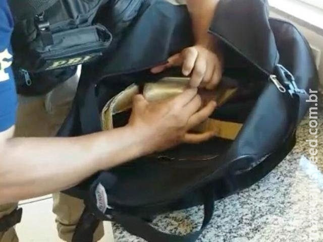 Jovem é preso ao ser flagrado pela PRF com 6 quilos de cocaína na bagagem