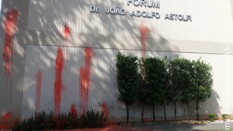 Judiciário registra queixa contra pichação no prédio do Fórum de Dourados