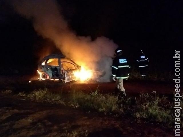 Ladrão é preso enquanto incendiava veículo roubado de residência