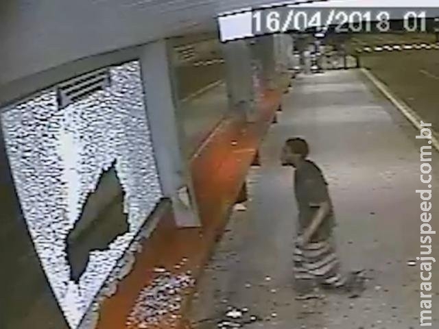 Morador de rua que danificou Peg-Fácil em shopping é preso no Centro