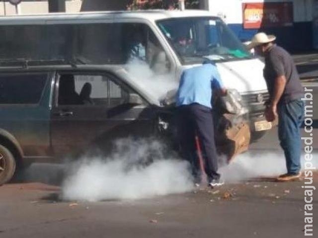 Motor de carro pega fogo após colisão na Avenida Mato Grosso