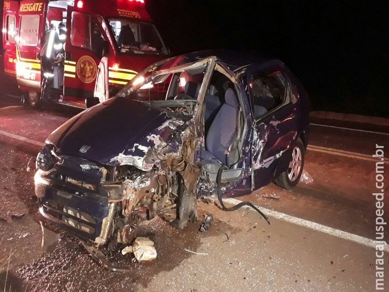 Motorista fica em estado grave e carro destruído em colisão com caminhão em MS