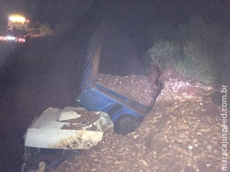 Motorista morre em MS após carreta carregada com mandioca bater em barranco