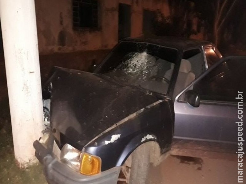 Motorista sofre vários ferimentos após colidir carro em poste de iluminação