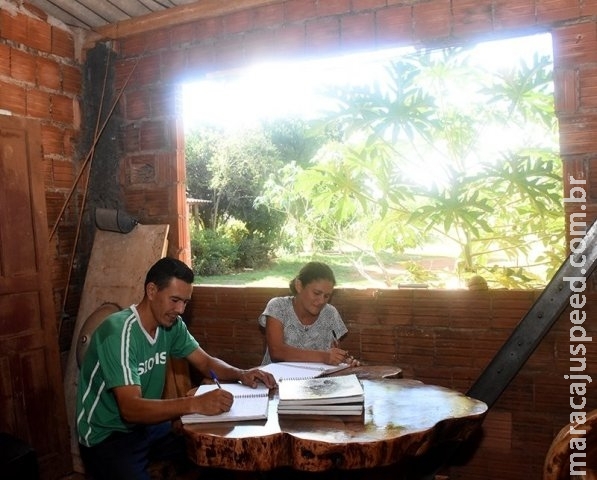 Na mesma sala, pai, mãe e filho voltam a estudar para transformar a vida juntos Na mesma sala, pai, mãe e filho voltam a estudar para transformar a vida juntos