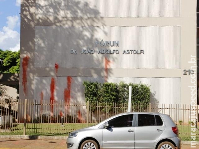 Polícia busca imagens para identificar vândalos que picharam Fórum