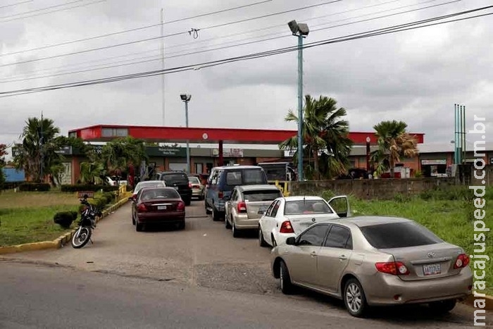 Posto oferece gasolina mais barata e motoristas fazem fila para abastecer Posto oferece gasolina mais barata e motoristas fazem fila para abastecer