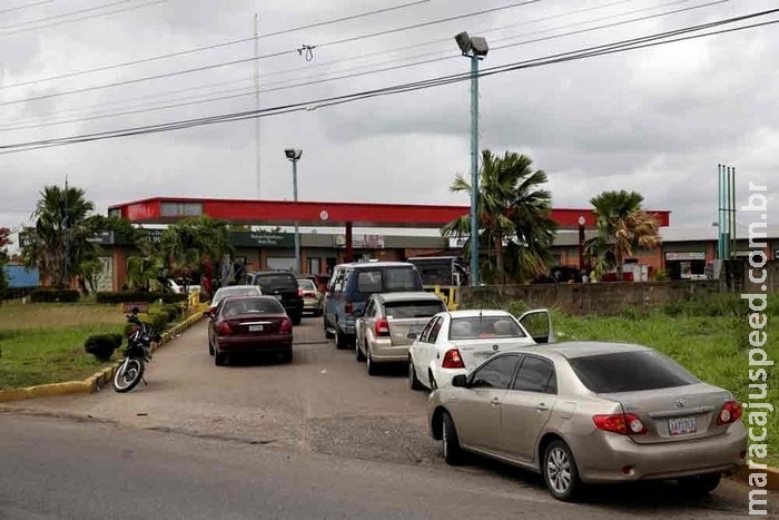 Posto oferece gasolina mais barata e motoristas fazem fila para abastecer